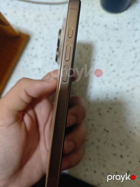 Məhsul: Smartfon (qızılı/şampan rəng tonunda, düz kənarlı metal — Bakı