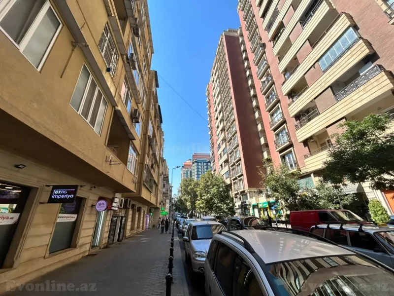 Satılır 3 otaqlı Mənzil Köhnə tikili 75 m² Bakı, Nəsimi r., 28 May m — Bakı