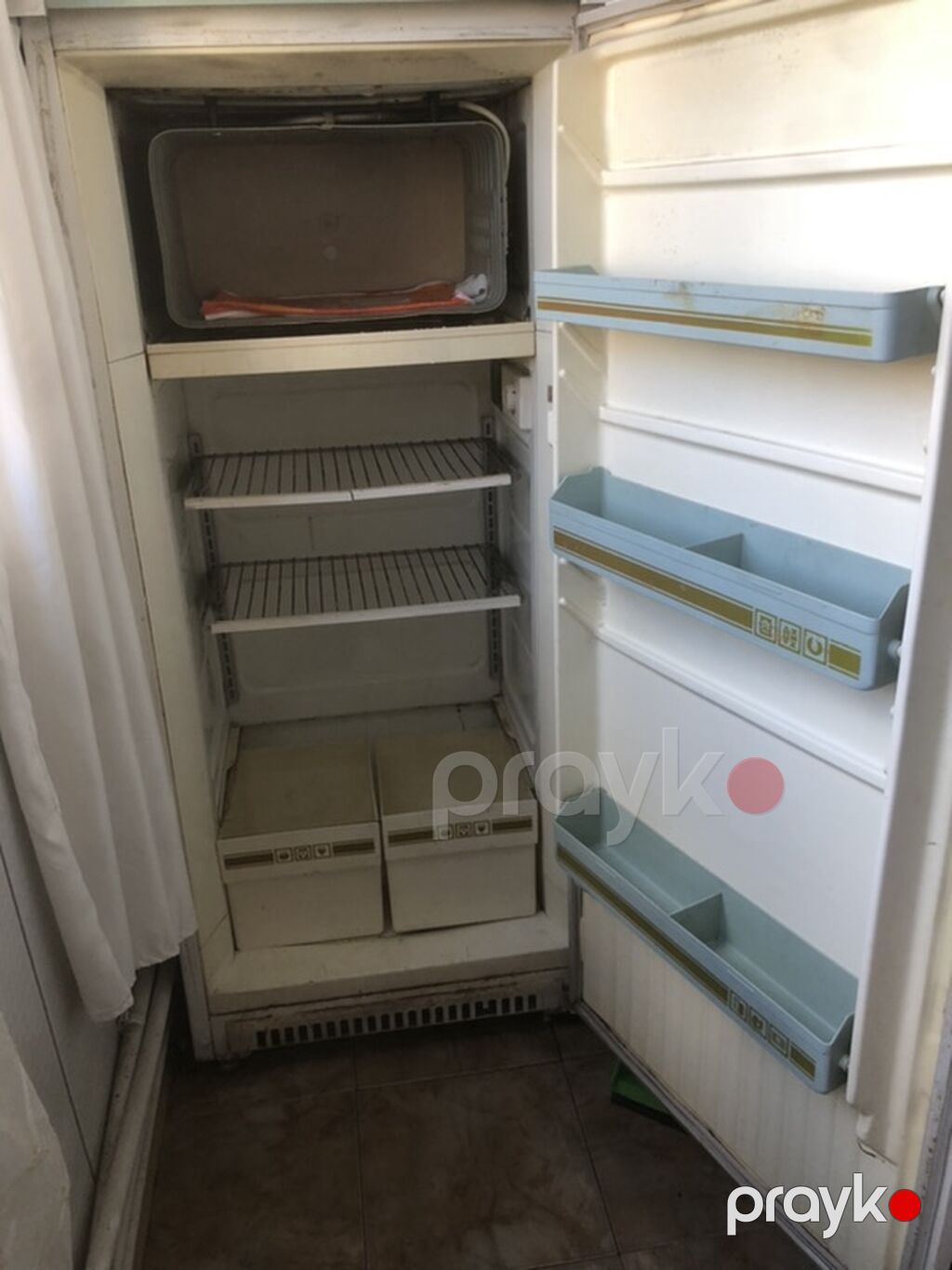 Bir kameralı soyuducu (aşağıda soyutma bölməsi, yuxarıda dondurucu) — Soyuducular, Bakı (3)