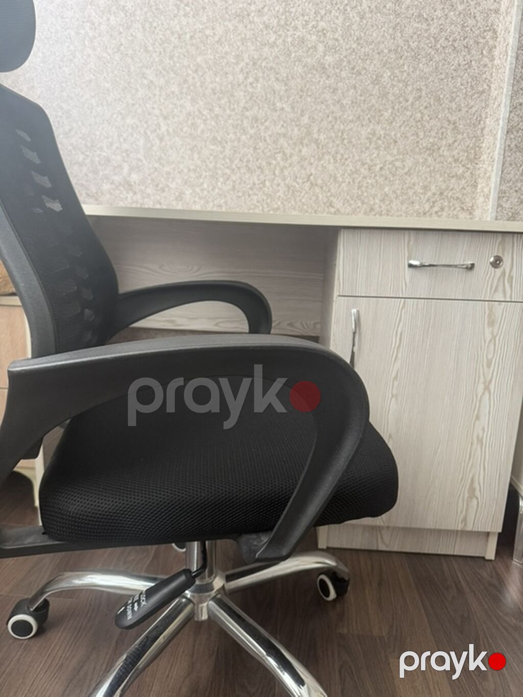 Ofis dəsti – yazı masası və kreslo Masa: - Rəng/tekstura: açıq boz-ağ — Ofis mebeli, Bakı (3)