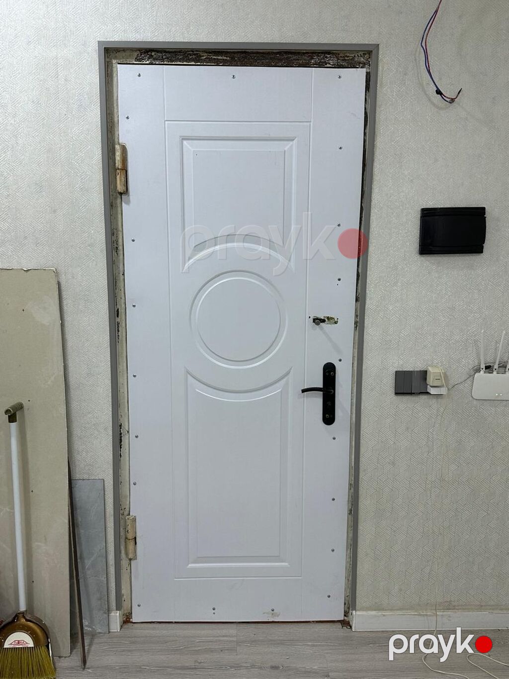 Mənzil üçün İşlənmiş Giriş qapısı Çərçivə ilə, Ünvandan götürmə — Pəncərələr, qapılar, balkonlar, Bakı (3)