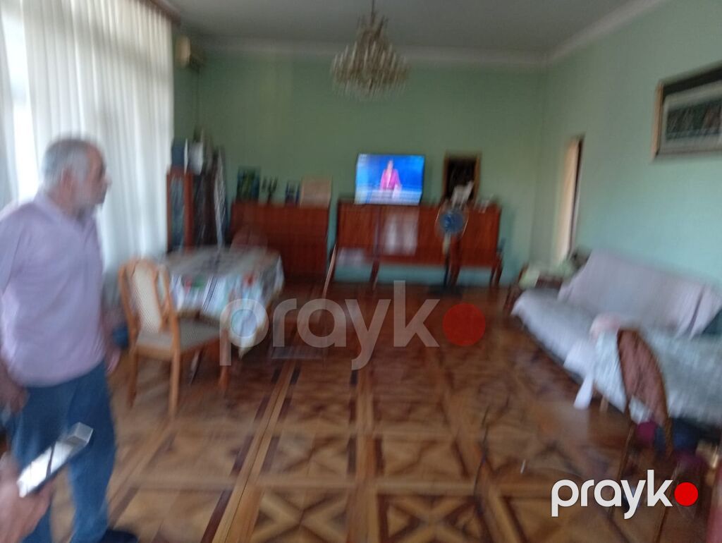Geniş həyətyanı sahəsi və uzun eyvanı olan fərdi yaşayış evi — Ev, villa, Bakı (9)