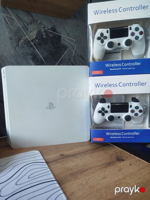PlayStation 4 Slim (ağ rəng) + 2 ədəd simsiz dualshock tipli idarəetmə — Bakı