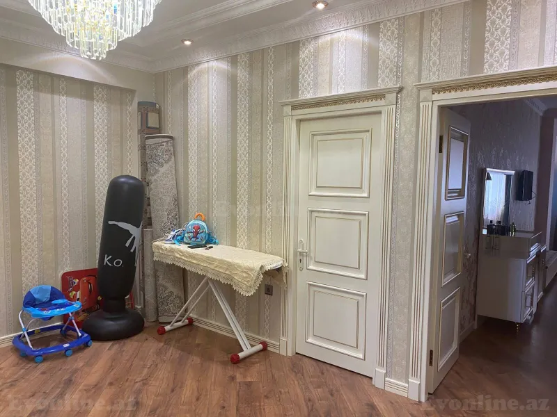 Satılır 3 otaqlı Mənzil Yeni tikili 132 m² Bakı, Yasamal r., İnşaatçılar m., Yeni Yasamal — Mənzil, Bakı (8)