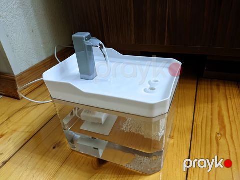 Avtomatik ev heyvanları üçün su fontanı - Elektrikli axarlı su — Sumqayıt
