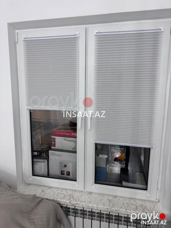 Pllise növ jalüz — Pəncərələr, qapılar, balkonlar, Bakı (6)