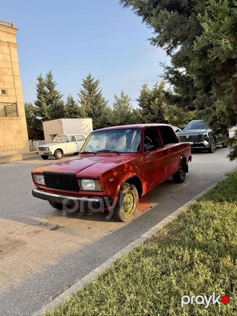 VAZ 2107, qırmızı rəngli sedan Xüsusiyyətlər: - Kuzov: 4 qapılı — Bakı