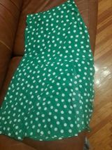 Yaşıl rəngli, ağ xallı ətək yenidir - Naxış: klassik polka-dot (ağ — spor
