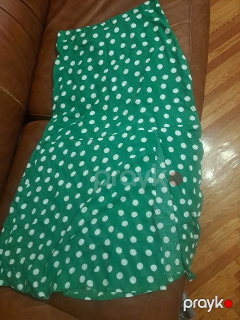 Yaşıl rəngli, ağ xallı ətək yenidir - Naxış: klassik polka-dot (ağ — Bakı