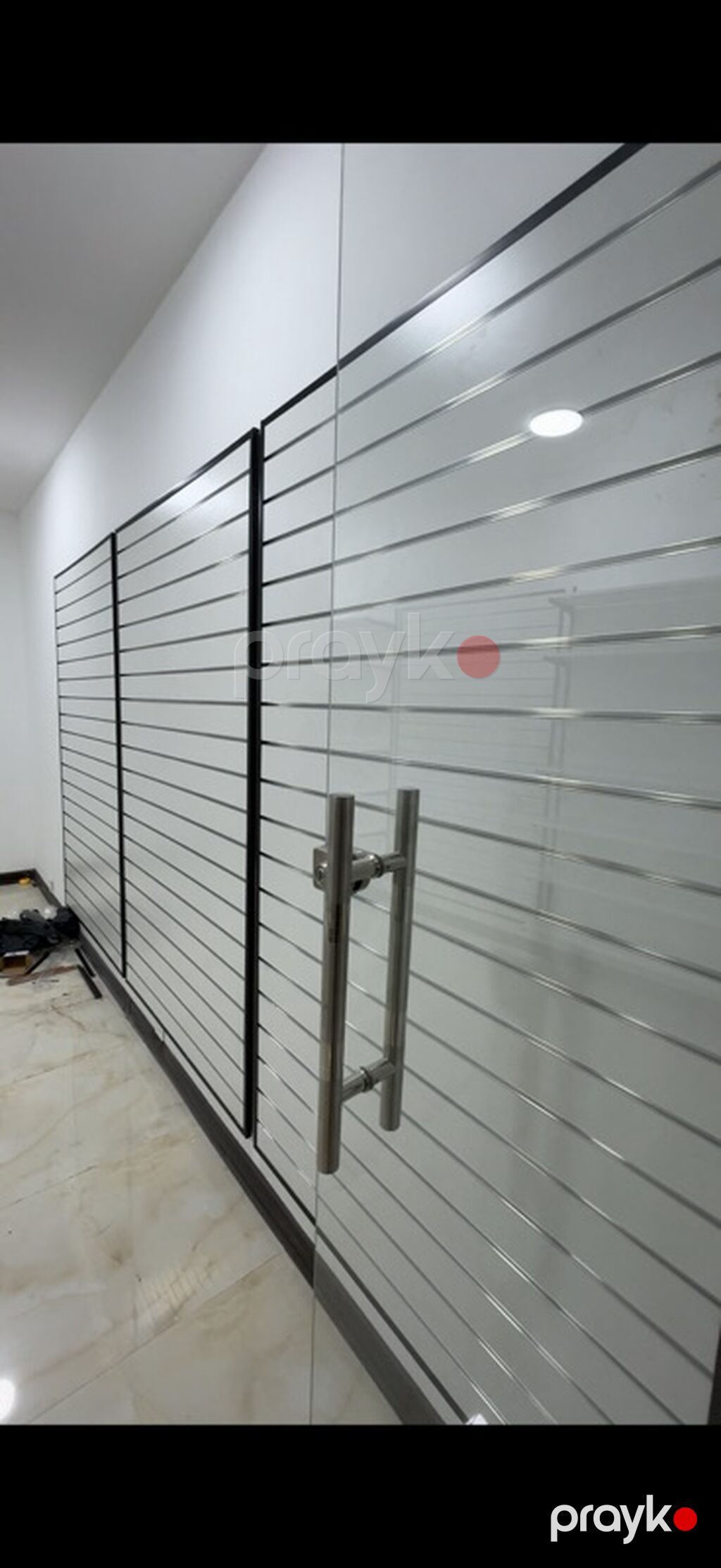 Mağaza üçün vitrin və rəf sistemi - Divara quraşdırılan slatwall — Vitrini, Bakı (2)