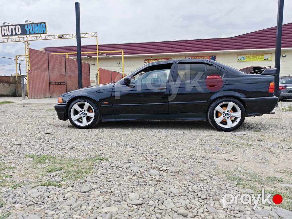 BMW 3 Series E36 sedan – tünd qara rəngdə, aerodinamik arxa spoylerli — Avtomobillər, Xudat (3)