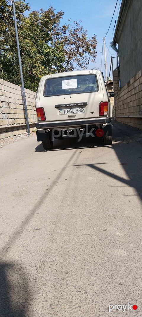 Lada Niva 4x4, ağ rəng, beşqapılı kuzov. Arxa ötürücülü/qoşulan tam — Mingəçevir