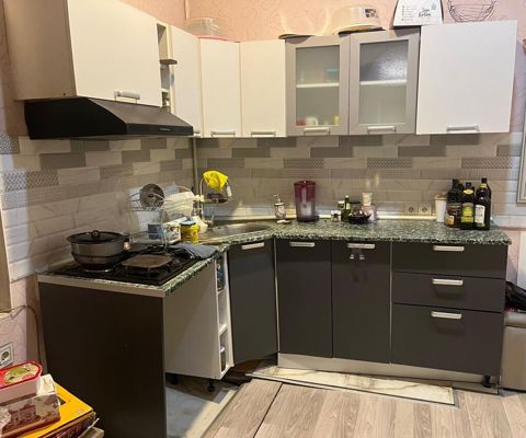 Mətbəx mebeli 300₼ Ölçü 2.10/1.70. Üzərində asperator və moyka — Кухонная мебель