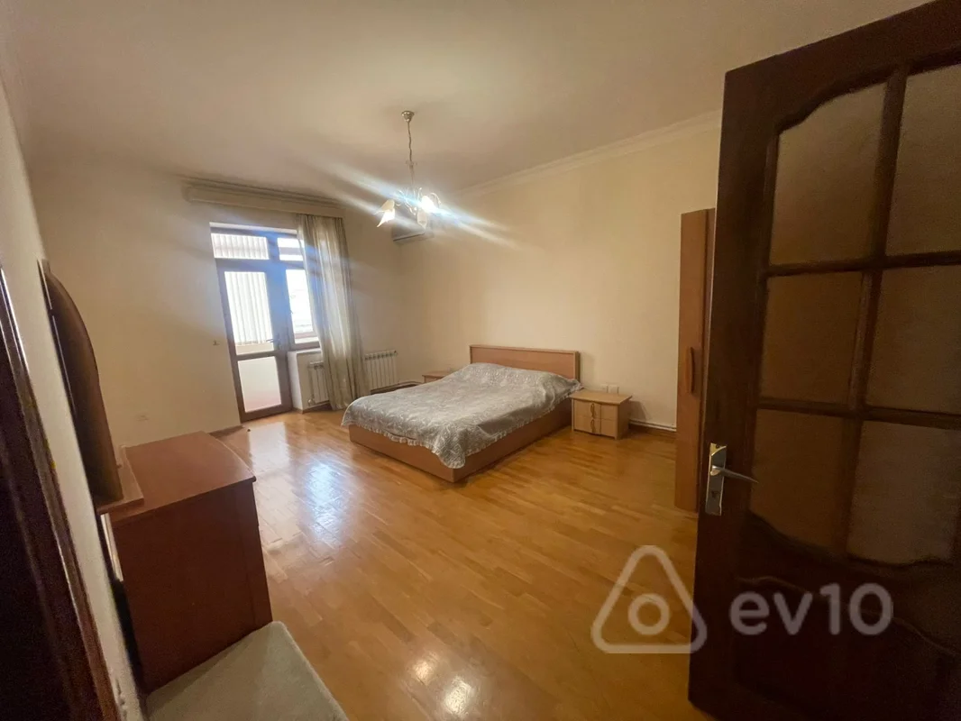 5 otaqlı mənzil, 200 m², İsmayil bəy Qutqaşınlı küç — kirayə — Bakı