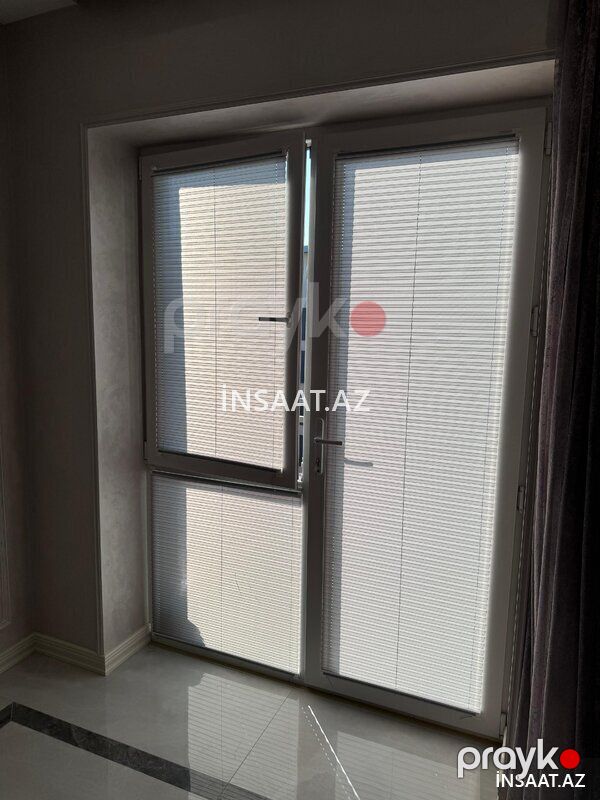 Pllise növ jalüz — Pəncərələr, qapılar, balkonlar, Bakı (7)