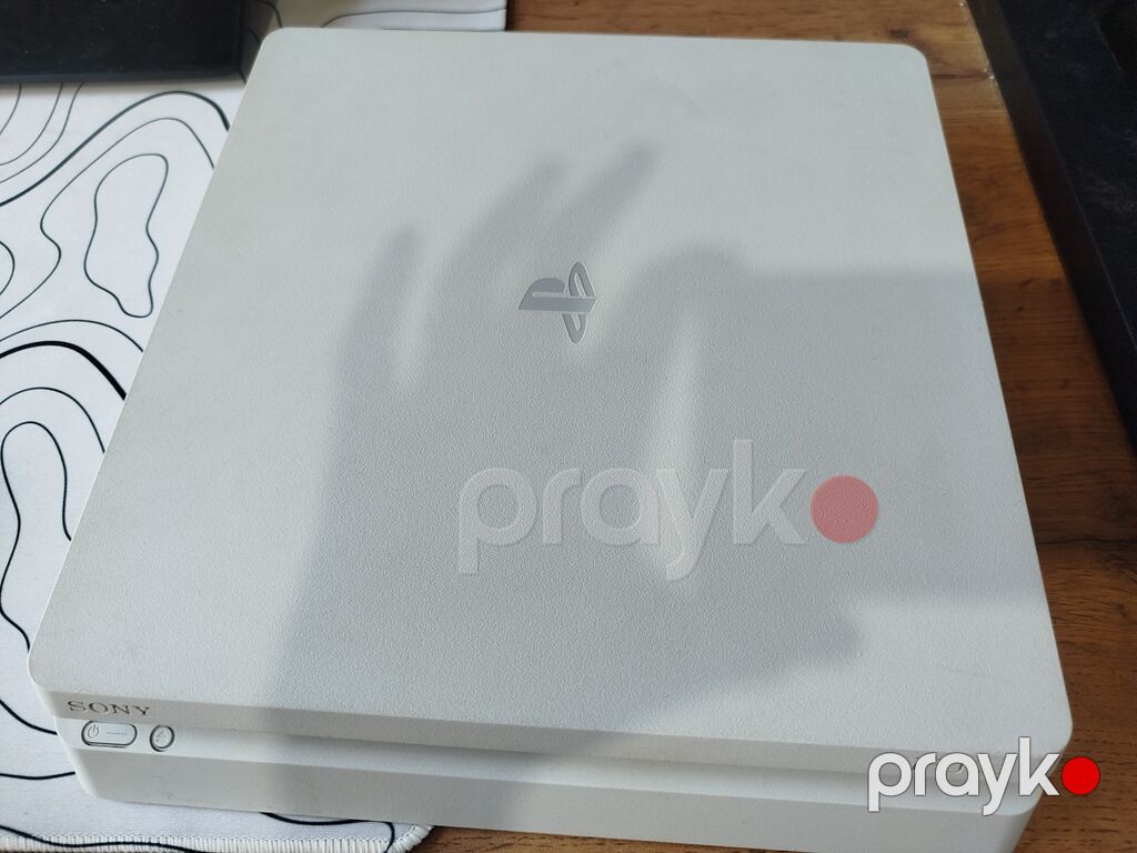 PlayStation 4 Slim (ağ rəng) + 2 ədəd simsiz dualshock tipli idarəetmə — Oyun konsolları, Bakı (3)
