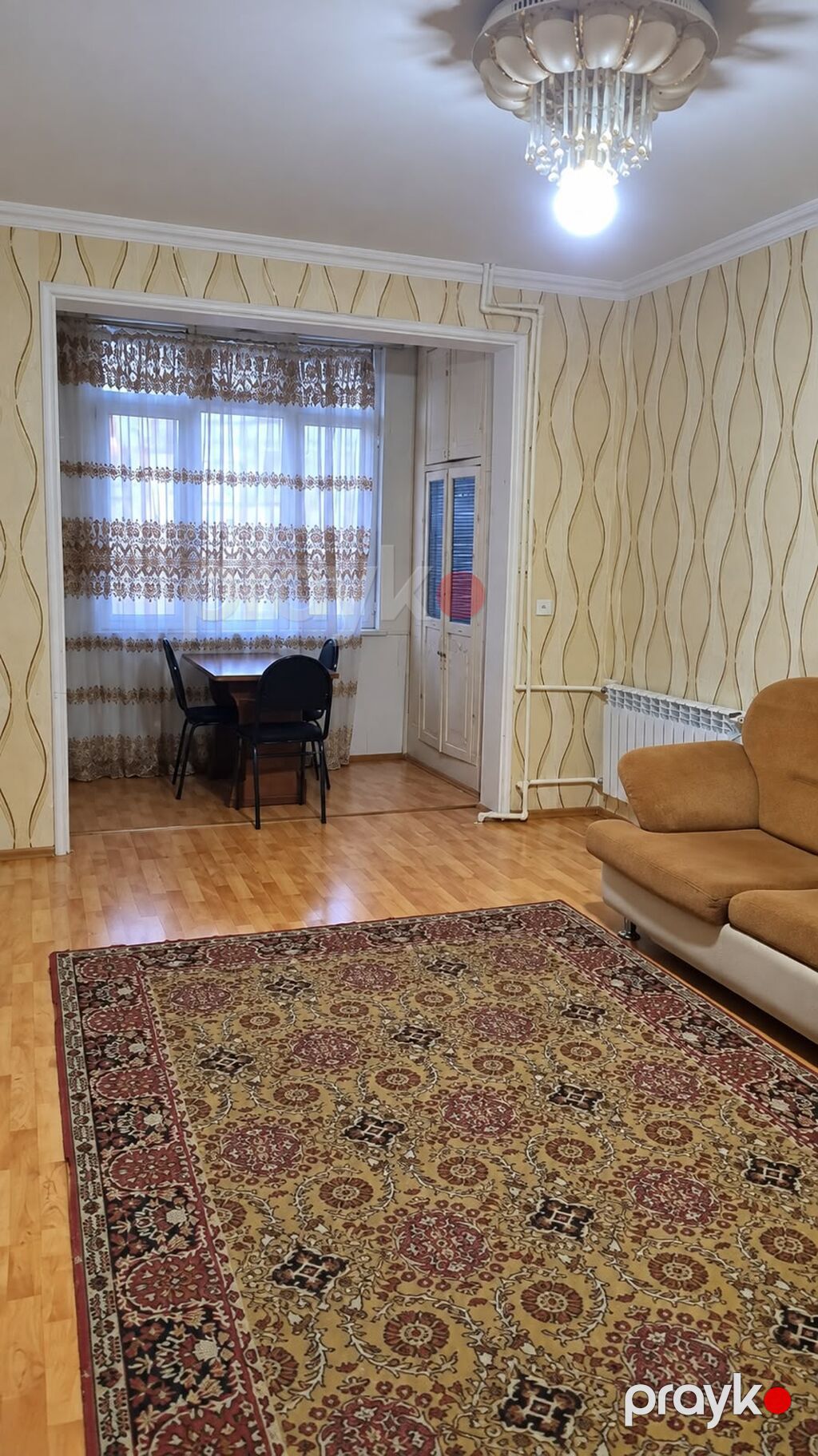 2 otaqlı mənzil – mebellə və texnika ilə - Geniş zal: divan, xalça — Mənzil, Bakı (2)
