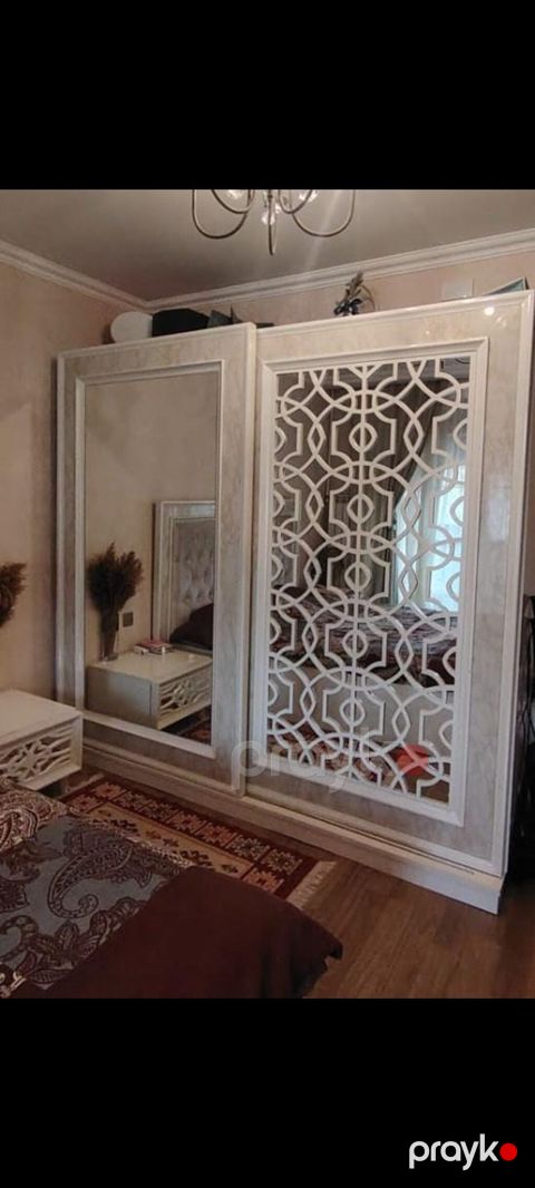 Dolab satilir. Qiymet 190 azn .Ölcu: Hun:2.40,eni: 1.05,derin: 60 — Bakı
