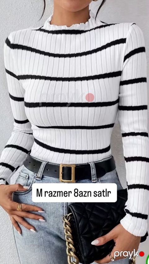 Ağ rəngli, qara üfüqi zolaqlı, qırçınlı toxuma fakturalı qadın — Bakı