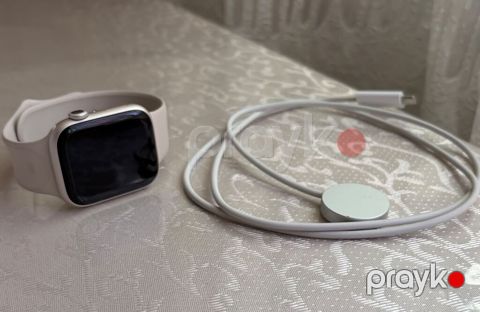 Apple Watch (alüminium gövdə, kvadrat ekran) və maqnitli şarj kabeli — Masazır