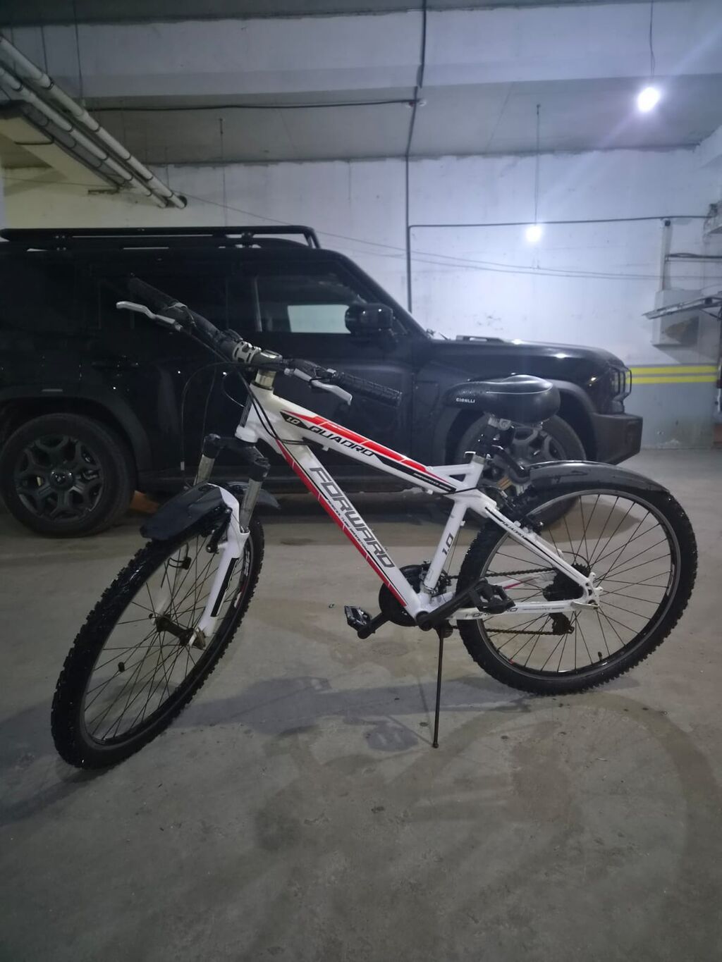 Forward Quadro 1.0 velosipedi - Rəng: ağ/qırmızı-qara qrafikalar — Dağ velosipedləri, Digah (3)