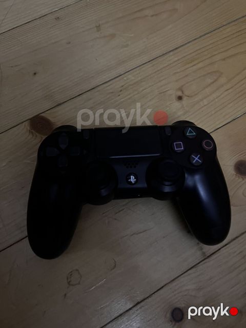 Playstation 4 pultu satılırr R2 narmal işlemir Xərci 10 manat olcaq — Digah