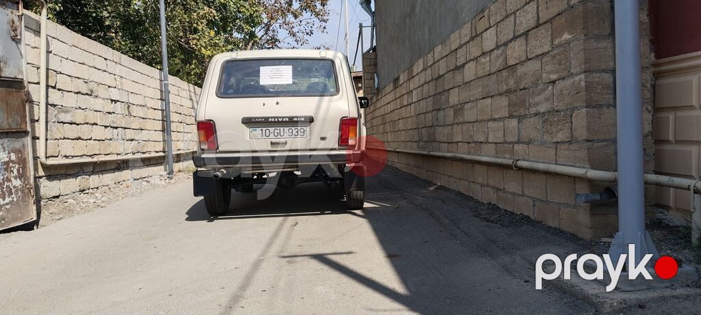 Lada Niva 4x4 – ağ rəngli, 4qapılı SUV Əsas xüsusiyyətlər: - Tam — Avtomobillər, Mingəçevir (4)