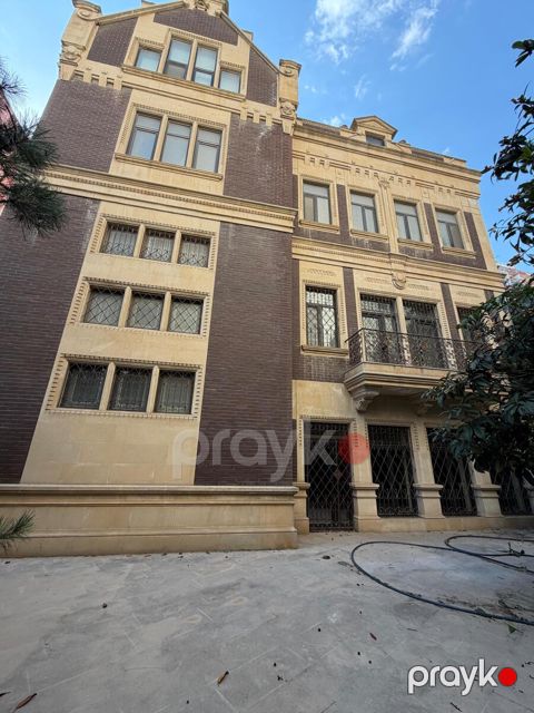 Satılır 10 otaqlı həyət evi/bağ evi 1005 m² — Bakı