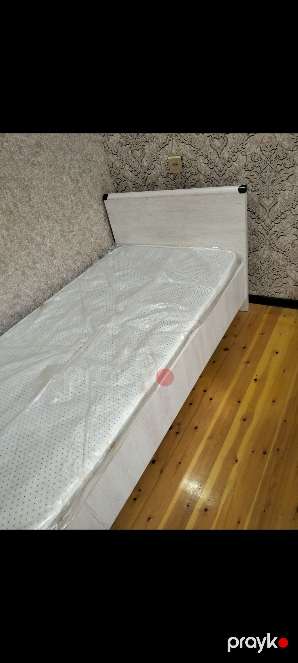 Ağ rəngli tək nəfərlik çarpayı və döşək - Ölçü: təxminən 98×2m6sm tək — Yataqlar, Bakı (2)