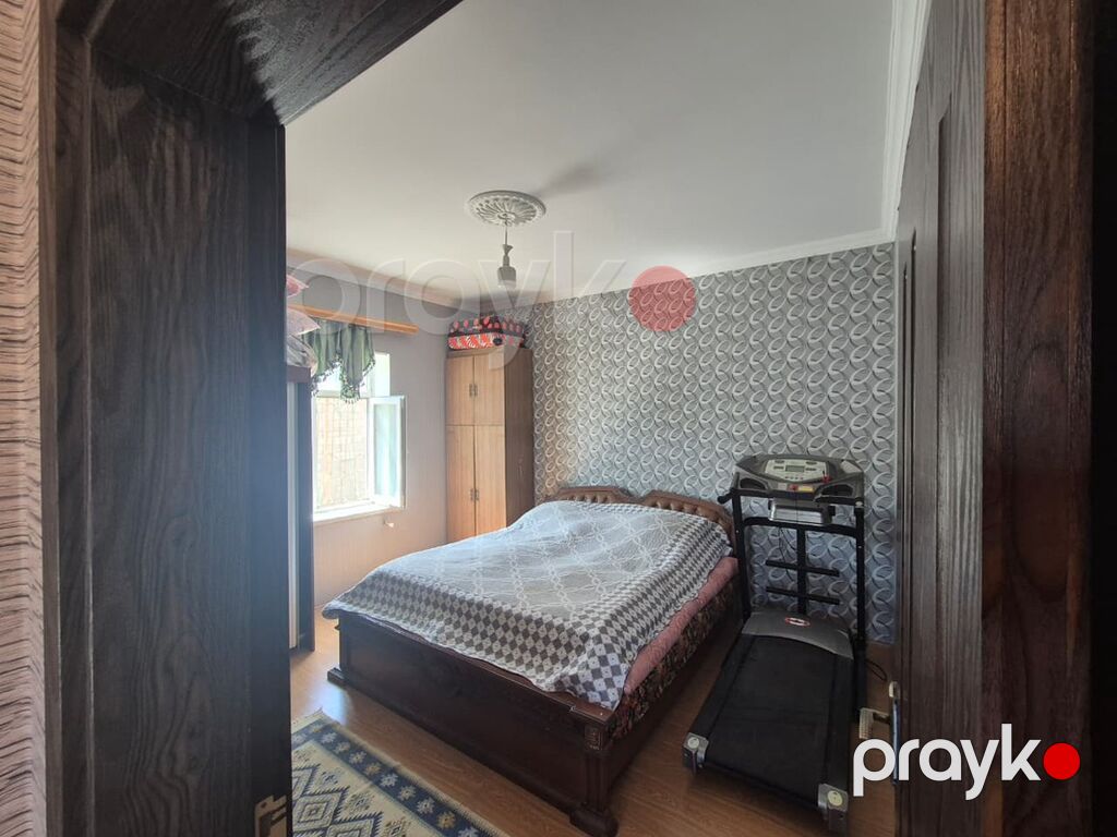 1 mərtəbəli həyət evi - Geniş daş döşəməli həyət, pilləkənlə eyvana — Ev, villa, Bakı (7)