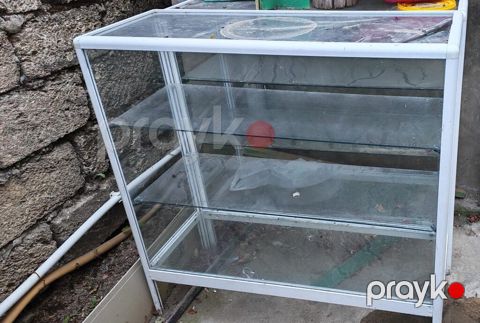 Şüşə vitrin dolabı - Material: tam şüşə korpus, ağ metal/alüminium — Bakı