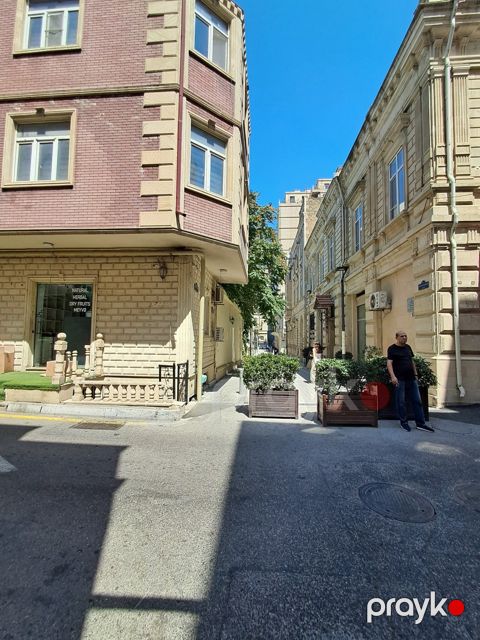 Satılır 6 otaqlı köhnə tikili 199 m² — Bakı