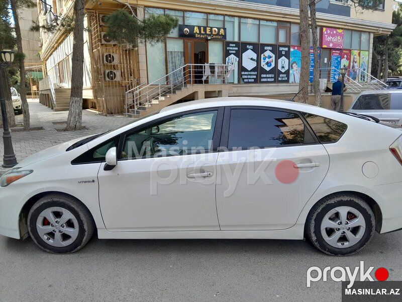 Toyota prius, 2011 il — Minik avtomobili icarəsi, Bakı (2)