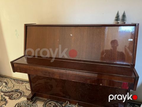 Upright (divar tipli) pianino – Oktaba markası. - Korpus: tünd — Qobu