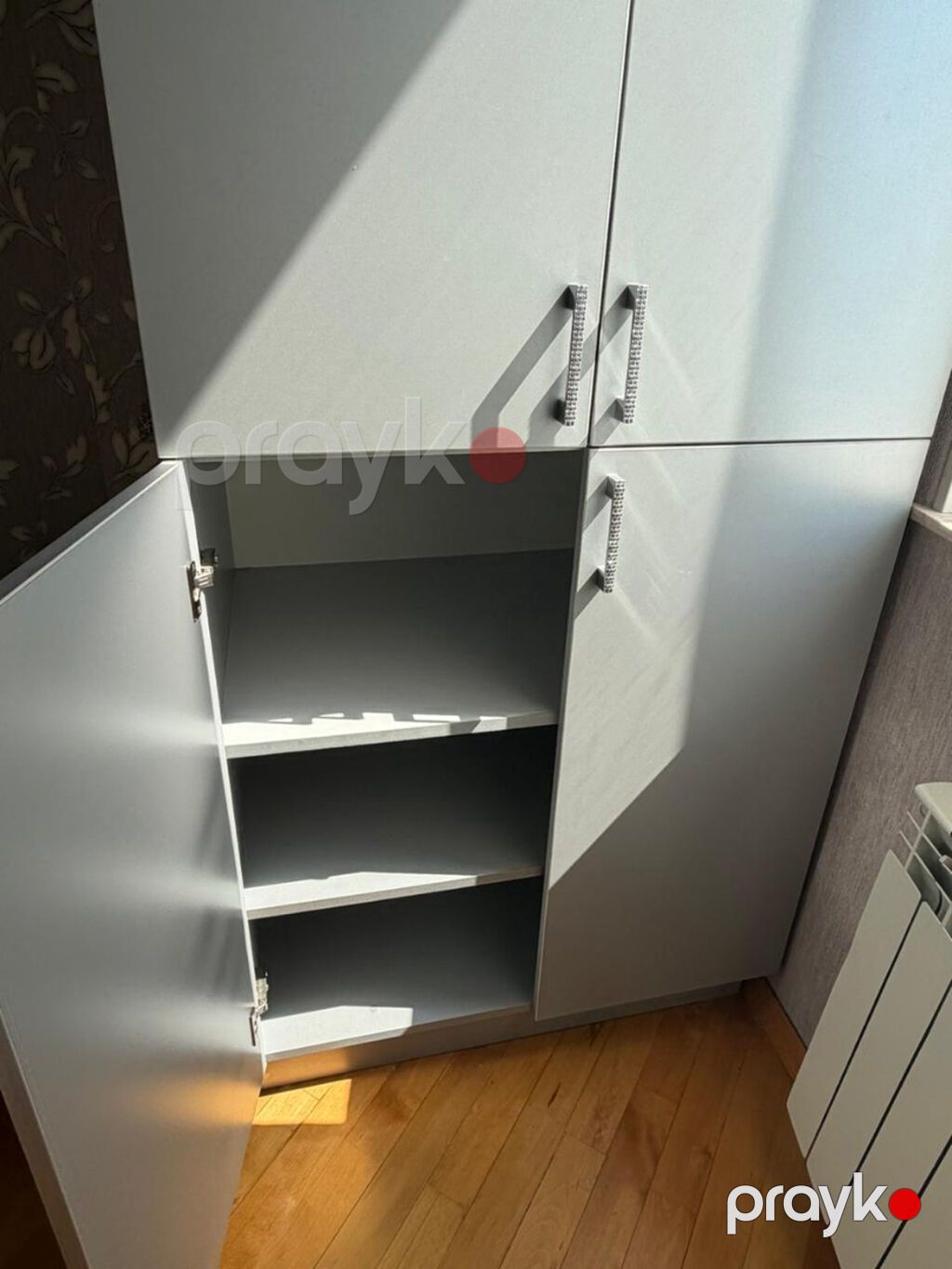Boz rəngdə hündür dolab - Minimalist dizayn, düz səthli ön panellər — Şkaflar, Bakı (3)