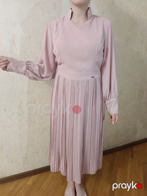 Zərif pudra rəngində uzun don. - Model: uzun qol, V-yaxalı, yüngül — Digah