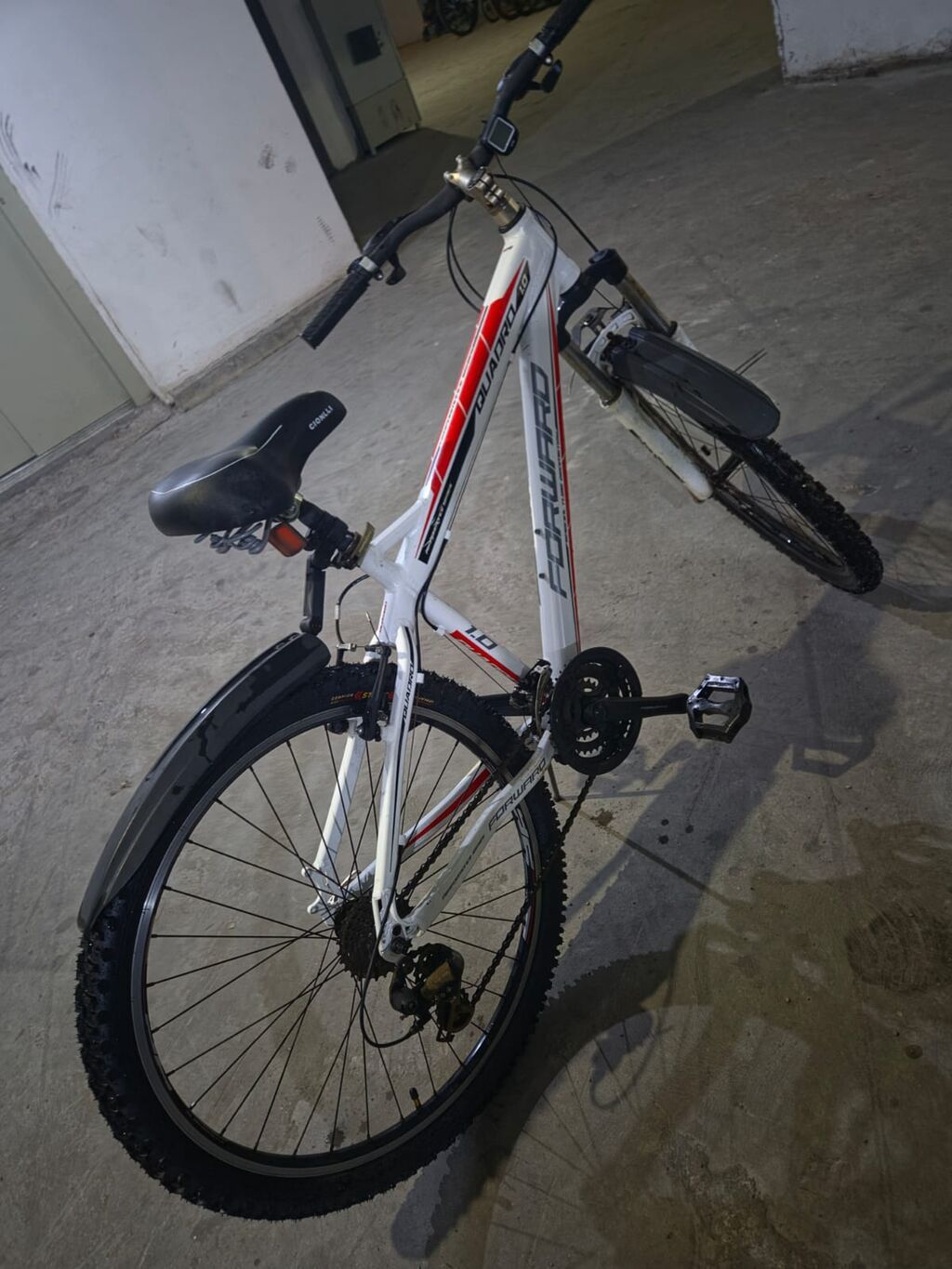 Forward Quadro 1.0 velosipedi - Rəng: ağ/qırmızı-qara qrafikalar — Dağ velosipedləri, Digah (2)