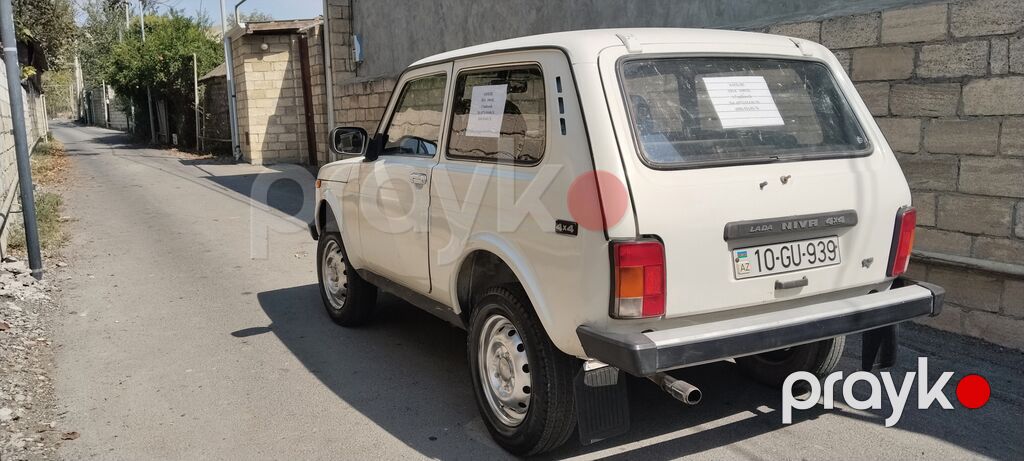 Lada Niva 4x4 – ağ rəngli, 4qapılı SUV Əsas xüsusiyyətlər: - Tam — Avtomobillər, Mingəçevir (3)