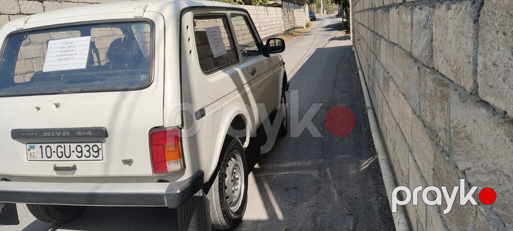 Lada Niva 4x4, ağ rəng, beşqapılı kuzov. Arxa ötürücülü/qoşulan tam — Avtomobillər, Mingəçevir (2)
