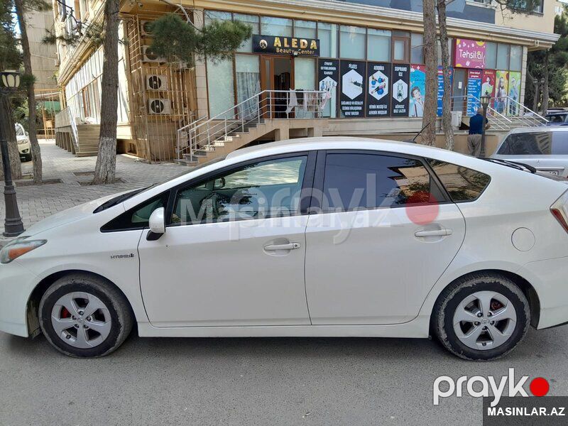 Toyota prius, 2011 il — Minik avtomobili icarəsi, Bakı (2)