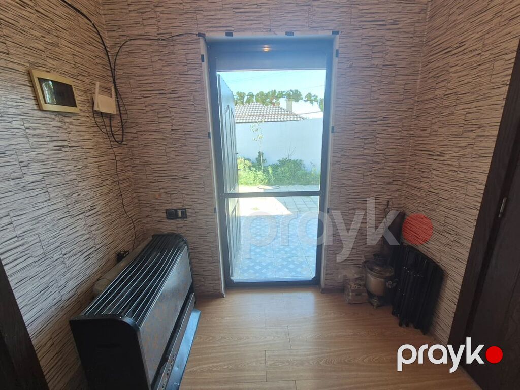 1 mərtəbəli həyət evi - Geniş daş döşəməli həyət, pilləkənlə eyvana — Ev, villa, Bakı (10)