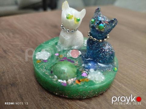 Keyfiyyətli qətrandan(resin) hazırlanmış iki gözəl pişik suveniri
