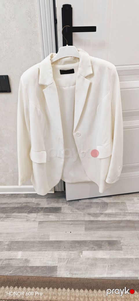 Ağ rəngli qadın dəsti – uzun, axıcı fasonlu şifon don və uyğun blazer — Mehdiabad