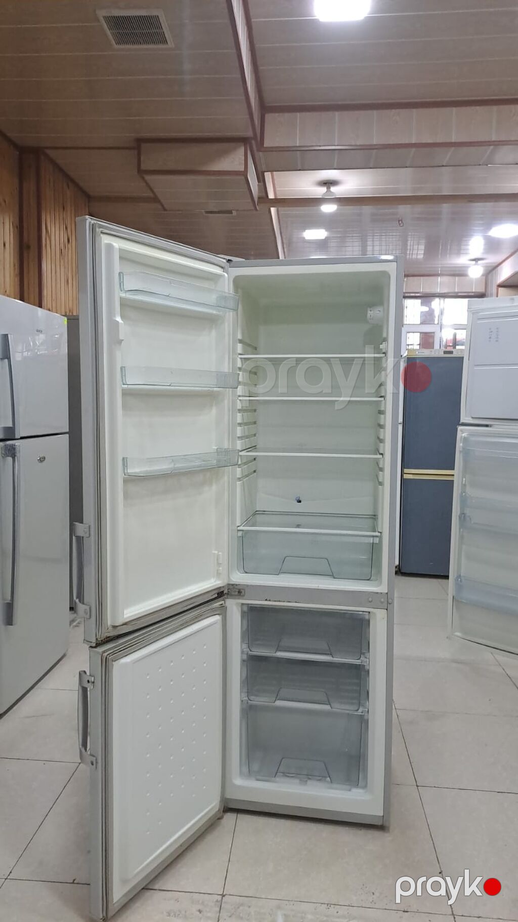 İki kameralı soyuducu - Aşağıda dondurucu bölmə, yuxarıda soyuducu — Soyuducular, Digah (2)