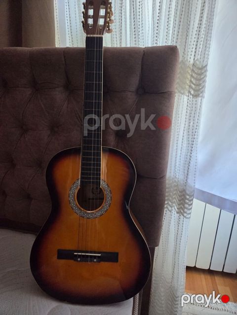 Aynur 4540 Gitara yenidir. 110 azn. Ünvan Əhmədli — Bakı