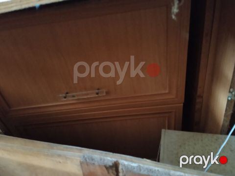 Mətbəx üçün dolab və iş masası komplekti. Dəstdə daş naxışlı üst səth — Bakı