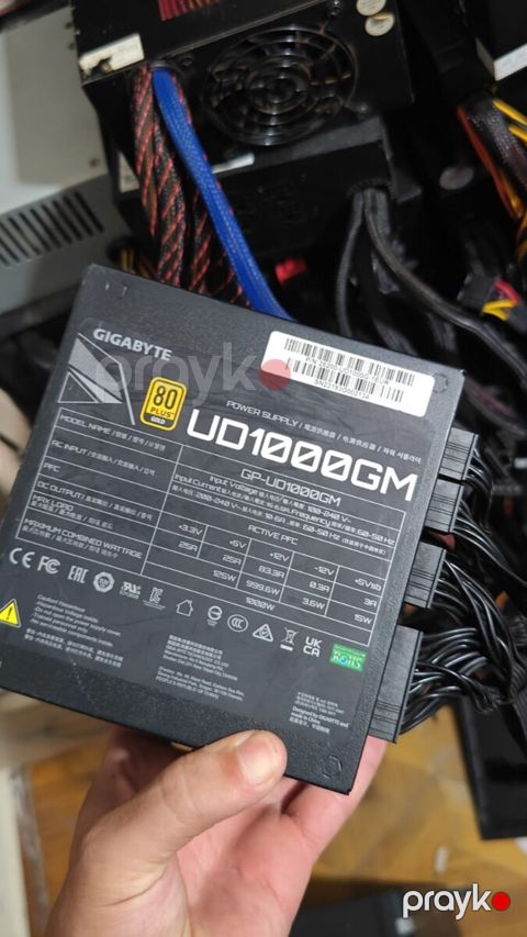 Gigabyte 1000 w qida bloku — Bakı
