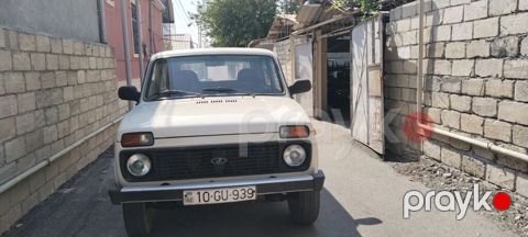 Lada Niva 4x4 – ağ rəngli, 4qapılı SUV Əsas xüsusiyyətlər: - Tam — Mingəçevir
