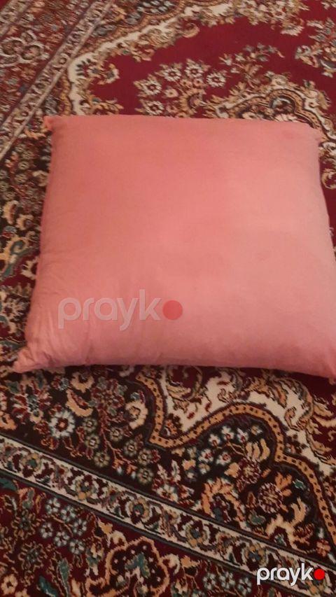 Kvadrat formanı xatırladan, yumşaq və iri ölçülü dekorativ/istirahət