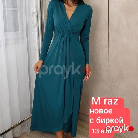Uzun qollu, V yaxalıqlı, maksi uzunluqda zümrüd-yaşıl paltar. Qayçı — Bakı